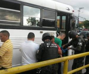 Durante los operativos se realiza el registro de personas en unidades del transporte