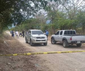 Patrullas policiales y familiares en la escena del doble crimen en Lejamaní, Comayagua. Fotos: Cortesía.