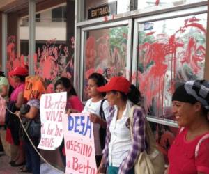 Los manifestantes continuaron en las afueras de la Fiscalía.