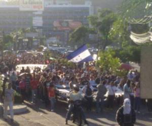 Los jóvenes de diversas carreras universitarias atendieron la convocatoria del MEU, donde algunos marcharon hasta encapuchados y ondeando el pabellón nacional.