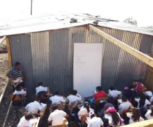 El ministro de Idecoas, Mario Pineda, acudió a la escuela para dialogar con la comunidad educativa. Foto: EL HERALDO.