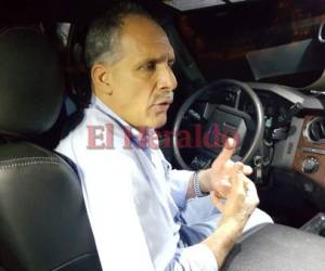 Nasry Asfura mientras brinda una entrevista a diario EL HERALDO, dentro de su automotor, a las 11:00 PM.