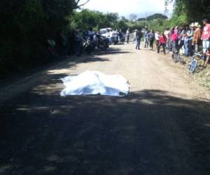 El cuerpo de José Raudales quedó en medio de la carretera.