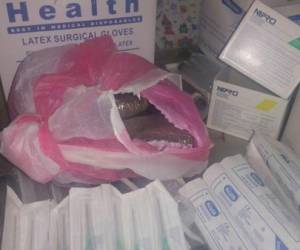 Fotografía de la supuesta marihuana encontrada entre jeringas, guantes de látex y cajas de medicamentos.