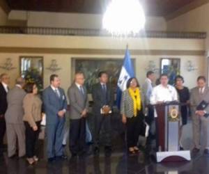 El presidente Juan Orlando Hernández junto al Cosejo de Educación Superior en Casa Presidencial.