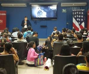 Samuel George durante su ponencia en la UPNFM.