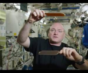 El astronauta Scott Kelly utiliza dos paletas con repelente de agua para jugar ping-pong en la Estación Espacial Internacional.