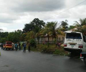 Así quedó el bus cuyo conductor falleció tras impactar contra una rastra. Foto: Cuerpo de Bomberos