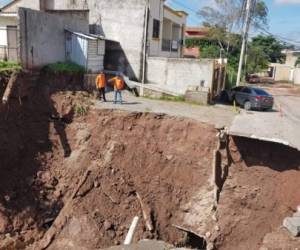 Residencial Puerta del Sol las lluvias provocaron un enorme agujero producto del deslave. Foto: EL HERALDO