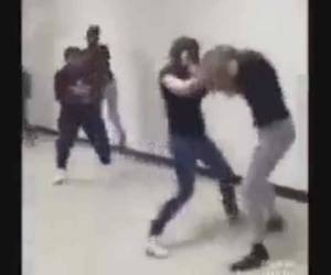 Las mujeres se agarraron a golpes en un pasillo de un centro de estudio.