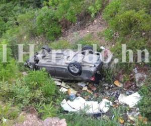 Así quedó el vehículo al caer a una hondonada en la cuesta El Chile de la capital de Honduras. El conductor salió ileso.