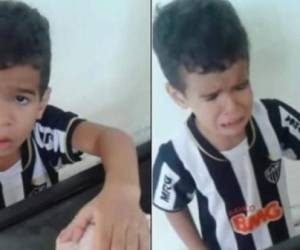 El pequeño lloró desconsolado para evitar que su mamá cocinara el pollo.