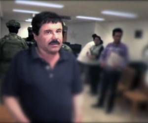 En el épico video también se ve a 'El Chapo' sin bigote, con el pelo rapado y el uniforme invernal de interno en la cárcel de máxima seguridad de El Altiplano mientras un funcionario le lee en la computadora la orden de extradición en su contra a Estados Unidos.