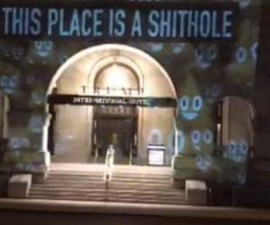 Emoticones de heces fueron también proyectados sobre la entrada del hotel, mientras la palabra 'mierda' aparecía en mayúsculas sobre ellos. Foto/Tomada de @angel_rodriguez.