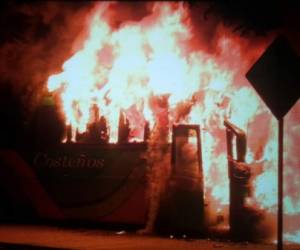 Momento en que la unidad de transporte era consumida por las llamas, foto: Cortesía Radio América.