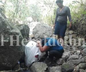 Las escenas eran desgarradoras, la madre lloraba sobre el costal donde estaban los restos de su joven hijo a quien vio por última vez el 31 de diciembre. Fotos: EL HERALDO