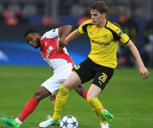 El defensa del Dortmund Matthias Ginter (R) y el centrocampista francés de Mónaco Thomas Lemar compiten por el balón durante el partido de ida de vuelta de la UEFA Champions League. Foto: AFP