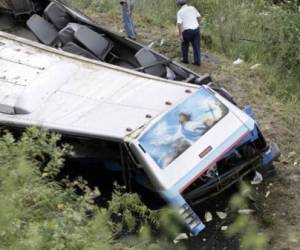 Al parecer el autobús se quedó sin frenos, iban a una actividad recreativa y a dejar unos víveres para afectados por las inundaciones. (Foto: Telemetro.com)