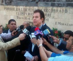 Nasralla llegó este jueves a los bajos del Congreso Nacional, donde ofreció declaraciones a los medios de comunicación (Foto: Emilio Flores).