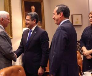 El presidente de Honduras, Juan Orlando Hernández, se reunió con el vicepresidente de Estados Unidos, Mike Pence, y acordaron la creación de mesas preparatorias entre ambos países.