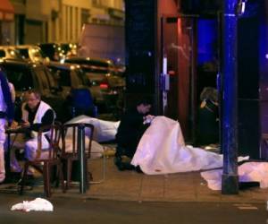 Un oficial de policía dijo que 11 personas murieron en un restaurante de París en el 10mo distrito, y otros dijeron que al menos el doble de esa cifra fallecieron en otros lugares, principalmente en la sala de conciertos Bataclan, donde además se tomaron rehenes.