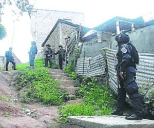 Agentes Tigres de la Policía Nacional y la Fiscalía realizaron un allanamiento a una casa equivocada en la colonia Las Palmas.