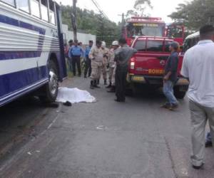 El motocilista quedó bajo las llantas de este pesado medio de transporte en el kilómetro cinco de la carretera hacia Santa Lucía. Fotos: Cortesía.