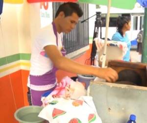 El emprendedor hondureños vende baleadas para poder alimentar a su familia.