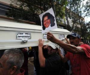 Amigos y familiares cargan el féretro con los restos de la líder indígena hondureña Berta Cáceres, en su funeral. AFP