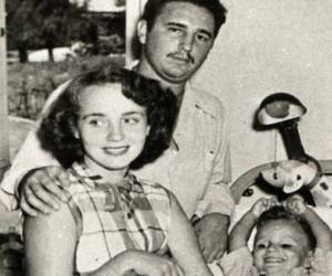 Fidel Castro junto a su primera esposa, Mirta Díaz Balart, y su hijo, Fidelito