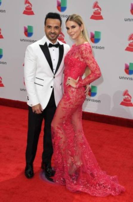 FOTOS: Esposa de Luis Fonsi se roba las miradas en los Grammy con sensual vestido rojo