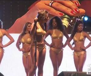 La modelo tuvo un penoso percance durante el evento de modelaje en Colombia.