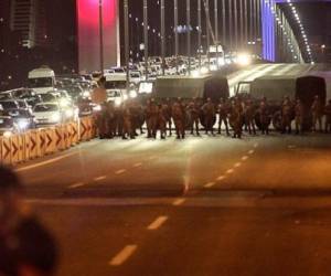 El ejército turco anunció este viernes que tomó el poder del país.