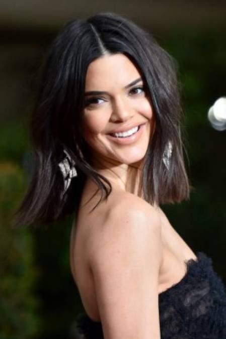 Critican severo acné de Kendall Jenner durante los Globos de Oro 2018 (FOTOS)