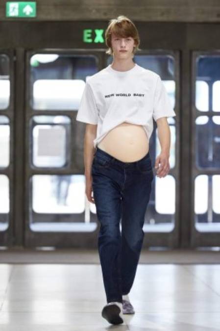 Hombre embarazado y 'flower power' entre exóticos diseños en la Semana de la Moda de Londres 