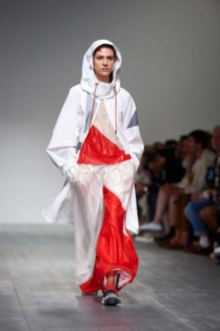 Hombre embarazado y 'flower power' entre exóticos diseños en la Semana de la Moda de Londres 