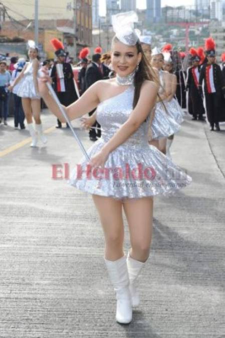 FOTOS: Las 10 palillonas más bellas de los desfiles patrios 2019