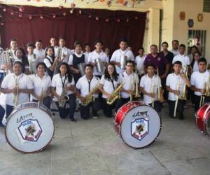 Este nutrido grupo de jóvenes dan todo su esfuerzo para representar de su mejor manera a su colegio en los desfiles.