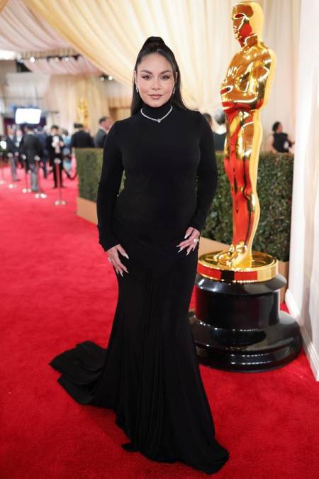 Vanessa Hudgens confirma embarazo desfilando por la alfombra roja de los Oscar