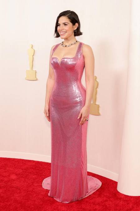 ¡Deslumbrante! America Ferrera llega a los Premios Oscar 2024