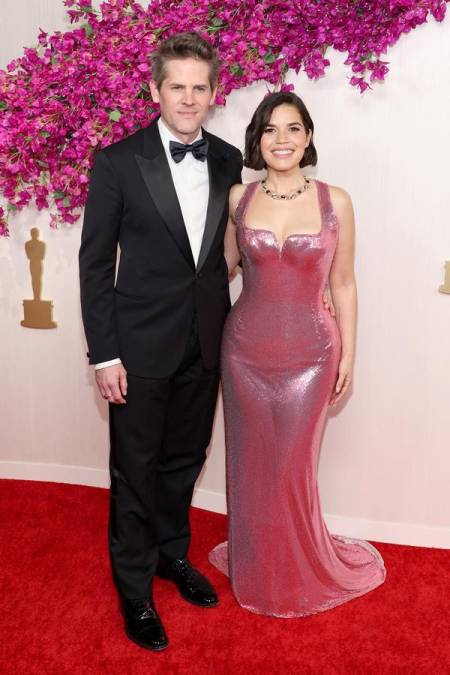 ¡Deslumbrante! America Ferrera llega a los Premios Oscar 2024