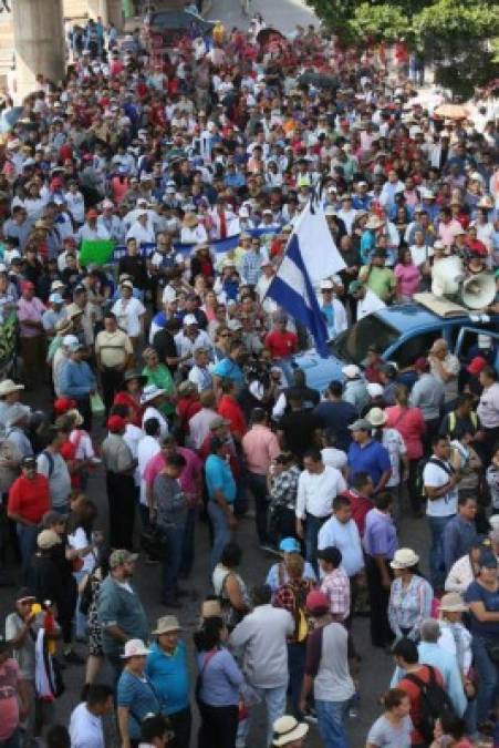 FOTOS: Colegios cerrados, sin atención en IHSS y marchas de maestros, médicos y estudiantes en otro día de protestas