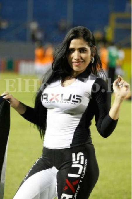 Las hermosas chicas que adornan el estadio Morazán en el partido entre Real España y Platense