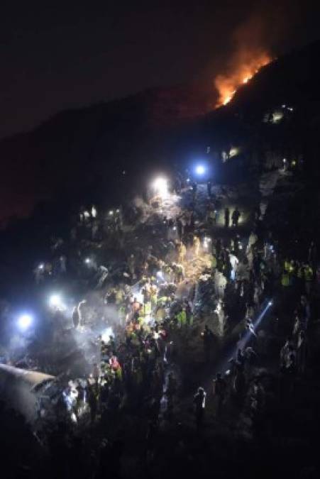 12 impactantes fotos del avión de Pakistán que se estrelló con 48 personas