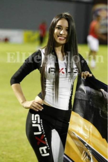 Las hermosas chicas que adornan el estadio Morazán en el partido entre Real España y Platense