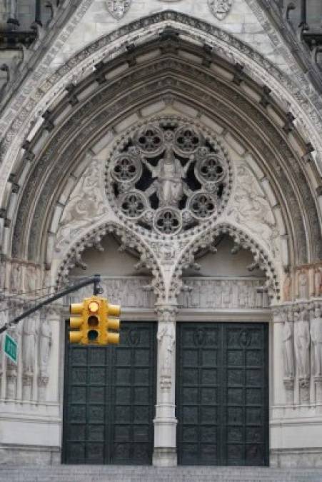 Nueva York habilita imponente catedral para pacientes de Covid-19