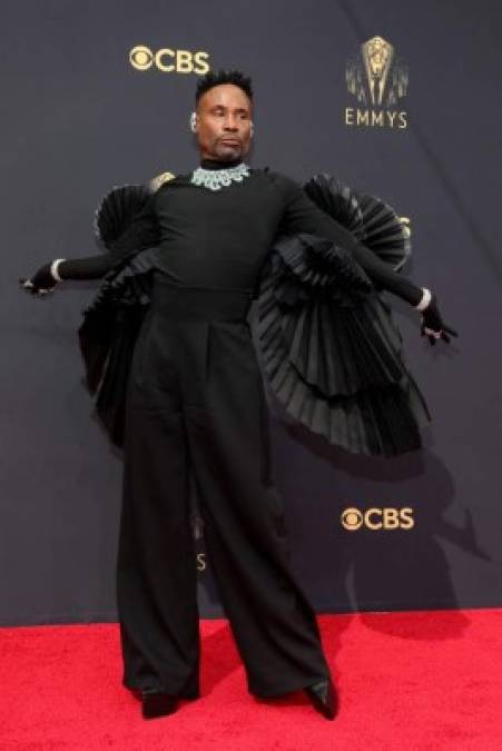 Con alas negras, esmoquin o trajes llamativos: Los mejor vestidos de los Emmy 2021