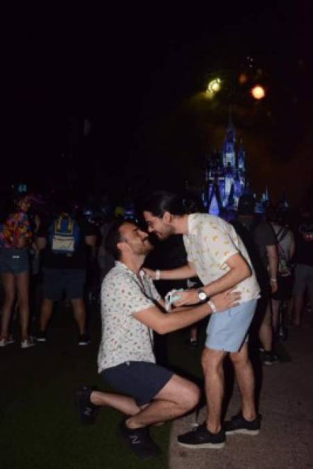 FOTOS: Así fue la propuesta de matrimonio del periodista hondureño Carlos Mendoza en Disney