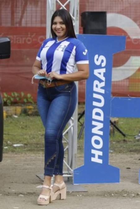 ¡Ambientazo! Aficionados hondureños le dan color al estadio Olímpico en el duelo ante Panamá