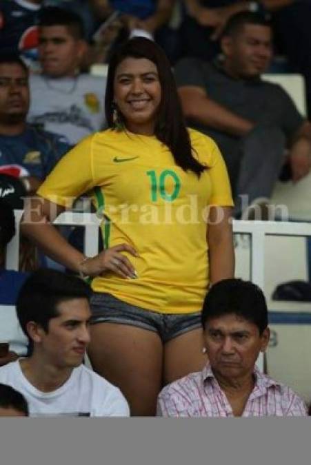 Las hondureñas presumen su despampante belleza en el juego de Ronaldinho